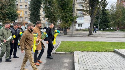 Покладання квітів до пам`ятника Богдану Хмельницькому Покладання квітів до пам`ятника Богдану Хмельницькому