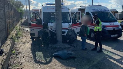 У Чернівцях трапилась потрійна аварія за участю швидкої