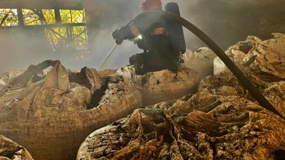 Залучили 37 рятувальників: у Черкасах горіло приміщення деревообробного цеху