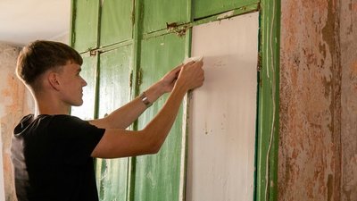 Студент робить ремонт у кімнаті гуртожитка, Волинь, гуртожиток у Луцьку, ВНУ, ЛНТУ 