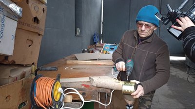 4000 окопних свічок за три місяці виготовив Василь Малецький з Центру обліку бездомних осіб у Житомирі 4000 окопних свічок за три місяці виготовив Василь Малецький з Центру обліку бездомних осіб у Житомирі