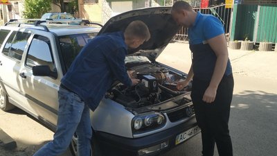 Волинські волонтери роблять та передають військовим прилади для освітлення Волинські волонтери роблять та передають військовим прилади для освітлення