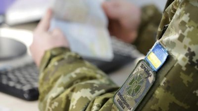 На Полтавщині жінка фіктивно записала чоловіка батьком дітей, щоб він виїхав за кордон