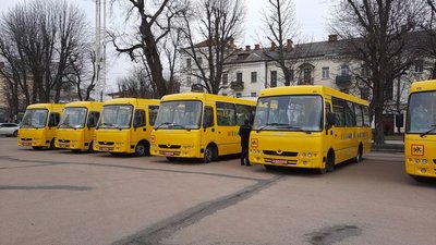 Дев`ять шкільних автобусів отримали громади Хмельниччини Дев`ять шкільних автобусів отримали громади Хмельниччини