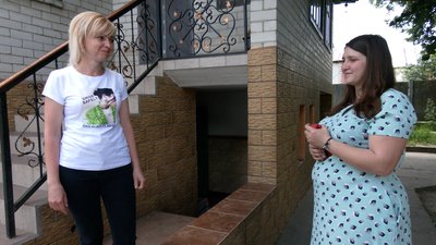 "Голими руками дістала з грудей кулю": жителі окупованого Льгову врятували жінку "Голими руками дістала з грудей кулю": жителі окупованого Льгову врятували жінку