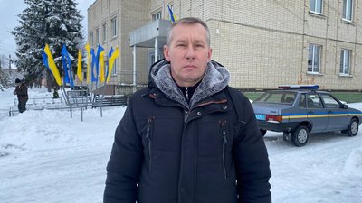 "Хто бігає в погріб, а в погребі ж не сховаєшся": як живуть жителі селища Велика Писарівка під обстрілами