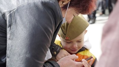 9 травня у Харкові: до Меморіалу Слави несуть квіти 9 травня у Харкові: до Меморіалу Слави несуть квіти