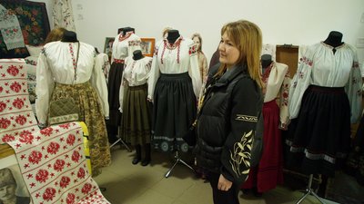 "Вишиванка личить усім". У Кропивницькому в етнолабораторії влаштували фотосесію для кропивничан у вишитих сорочках "Вишиванка личить усім". У Кропивницькому в етнолабораторії влаштували фотосесію для кропивничан у вишитих сорочках