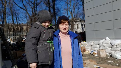 "Хочу, щоб ця війна була останньою". Дніпряни продовжують нести допомогу військовим та переселенцям "Хочу, щоб ця війна була останньою". Дніпряни продовжують нести допомогу військовим та переселенцям