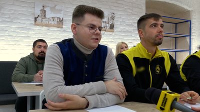 Плакали над текстом і згадували шкільні правила. Як у Чернігові писали диктант національної єдності Плакали над текстом і згадували шкільні правила. Як у Чернігові писали диктант національної єдності