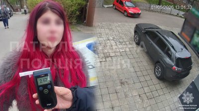 Автівка в'їхала у паркан у Чернігові та водійка і показник алкоголю на алкотестері