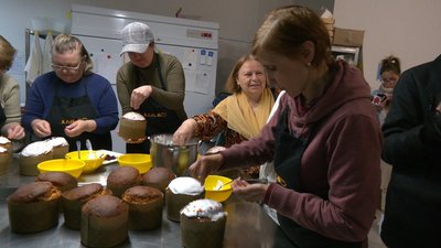 Іванофранківці разом з переселенцями пекли паски для воїнів та своїх сімей