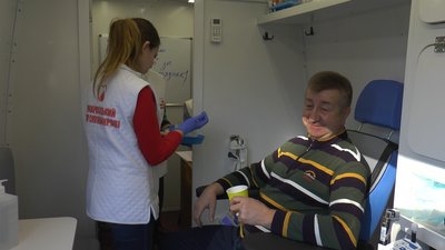 В Івано-Франківську запрацював перший в Україні мобільний пункт забору крові В Івано-Франківську запрацював перший в Україні мобільний пункт забору крові