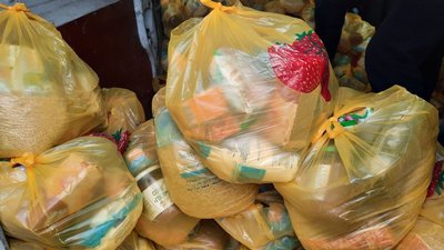 Волонтери з Миколаєва та Херсона роздали гумдопомогу жителям села, що розташоване на лінії вогню Волонтери з Миколаєва та Херсона роздали гумдопомогу жителям села, що розташоване на лінії вогню