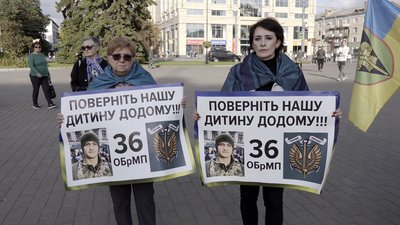 Понад пів сотні людей прийшли на акцію для підтримки полонених захисників Маріуполя у Луцьку Понад пів сотні людей прийшли на акцію для підтримки полонених захисників Маріуполя у Луцьку