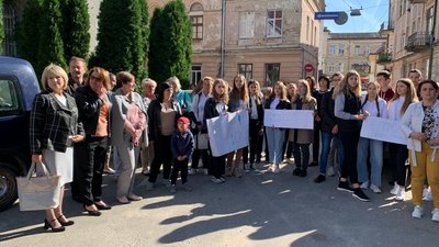 На Тернопільщині протестували проти закриття 10 класу На Тернопільщині протестували проти закриття 10 класу