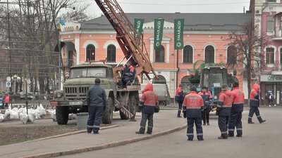 Комунальники монтують новорічну ялинку