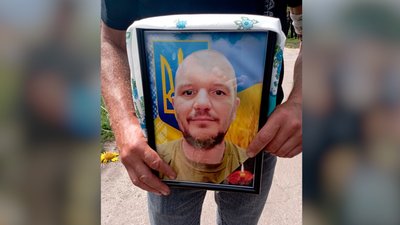 Підполковник та солдат: на Чернігівщині провели в останню путь двох бійців Підполковник та солдат: на Чернігівщині провели в останню путь двох бійців