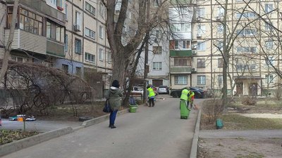Весняне прибирання: більш ніж тисяча двірників приводять до ладу дніпровські двори