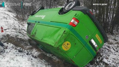 Дві ДТП на Рівненщині: машини перевернуло на дах Дві ДТП на Рівненщині: машини перевернуло на дах