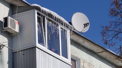 У Полтаві бурульки з дахів зчищають альпіністи