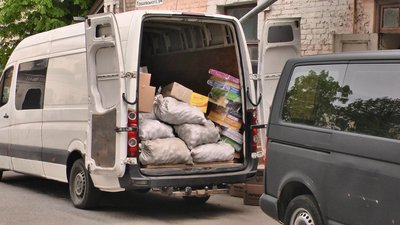 У машину вантажать мішки з насіннєвою картоплею. Овочі повезуть у село Вірнопілля Харківської області У машину вантажать мішки з насіннєвою картоплею. Овочі повезуть у село Вірнопілля Харківської області