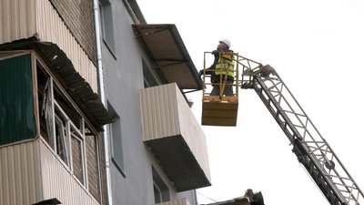 У Харкові відновили під'їзд будинку на Кооперативній, в який торік влітку влучила російська ракета У Харкові відновили під'їзд будинку на Кооперативній, в який торік влітку влучила російська ракета