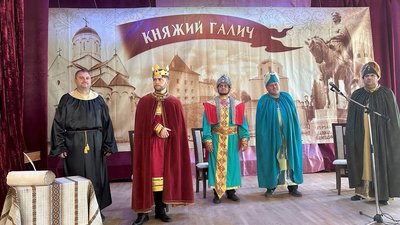 "Галицькі князі" — на першому уроці. Як у Галичі на Франківщині відбувся перший дзвоник для випускників