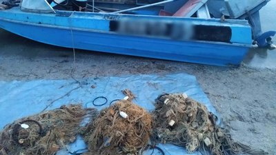 Херсонські прикордонники затримали браконьєрів з червонокнижним уловом Херсонські прикордонники затримали браконьєрів з червонокнижним уловом