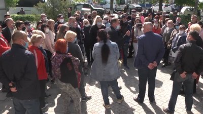 Мітинг під міською радою. У Голій Пристані працівники промислового ринку вимагають роботи
