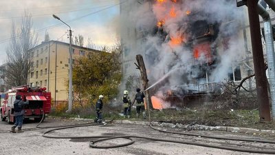 У Бахмуті через обстріли горіла багатоповерхівка У Бахмуті через обстріли горіла багатоповерхівка