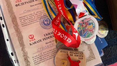 Каратисту з порушенням слуху з Полтави, який віддав медалі на аукціон для ЗСУ, залишать нагороди