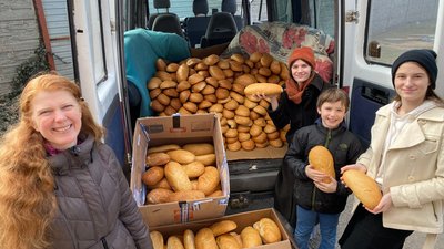Військовий капелан з Америки підтримує українських військових та розбирає завали після влучань ворожих ракет у Запоріжжі Військовий капелан з Америки підтримує українських військових та розбирає завали після влучань ворожих ракет у Запоріжжі