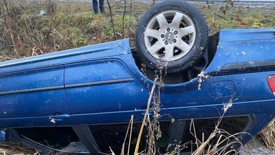 На Прикарпатті автівка перекинулася на дах На Прикарпатті автівка перекинулася на дах