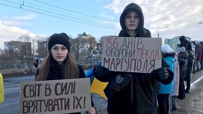"Поверніть наших рідних з полону": у Франківську утворили ланцюг єдності на підтримку військовополонених "Поверніть наших рідних з полону": у Франківську утворили ланцюг єдності на підтримку військовополонених