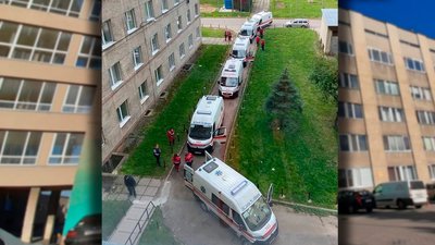 Черга зі “швидких” біля львівської лікарні. Яка ситуація із заповненістю лікарень