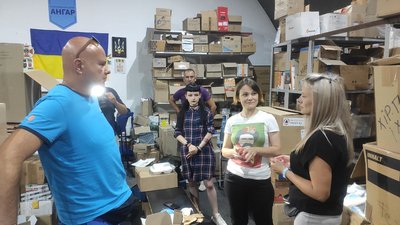 Налагодити логістику: до луцьких волонтерів зі штабу "Ангар" приїхали благодійники з Польщі