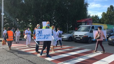 На Львівщині працівники психіатричної лікарні перекривають дорогу: їм не платять зарплати