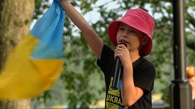 Співає пісні та заробляє гроші для ЗСУ: у Чернігові хлопчик назбирав майже 60 тисяч гривень Співає пісні та заробляє гроші для ЗСУ: у Чернігові хлопчик назбирав майже 60 тисяч гривень