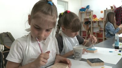 "Модульні палітри дитячих очей": у Львові волонтери зібрали картину із малюнків дітей-переселенців
