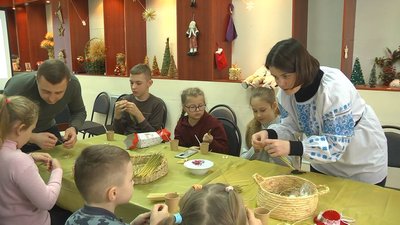 Ангели з соломи та воскові свічки: в Луцьку відкрили "Різдвяну майстерню" Ангели з соломи та воскові свічки: в Луцьку відкрили "Різдвяну майстерню"