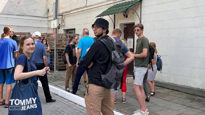 Тернополяни біля захристія Архикатедрального собору Тернополяни біля захристія Архикатедрального собору