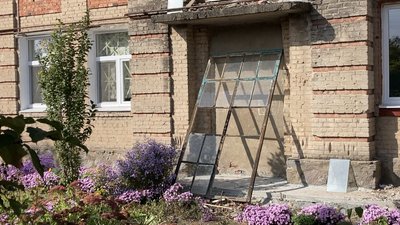 Після ракетних ударів дочекалися ремонту, якого добивалися кілька років. У Лозовій відновлюють два будинки