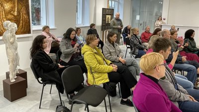 Українські пісні в супроводі бандури та гітари: черкаські музиканти збирали кошти на ЗСУ Українські пісні в супроводі бандури та гітари: черкаські музиканти збирали кошти на ЗСУ