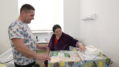 Любов Чухрай із чоловіком та бебі-боксом, 23 січня 2024. Любов Чухрай із чоловіком та бебі-боксом, 23 січня 2024.