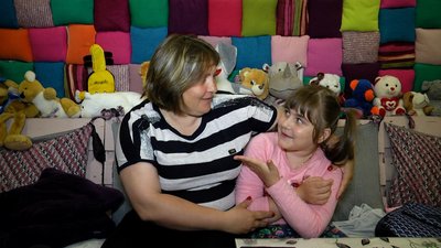 На Житомирщині для дівчинки, яка потрапила під потяг і втратила ноги, збирають гроші на протези