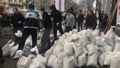 "Людей приходить сотні, тисячі". Як працює гуманітарний центр в Одеському ринку їжі
