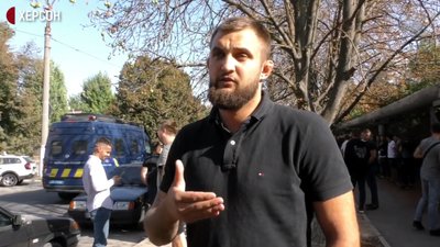 Голові херсонського осередку "Нацкорпусу" оголосили про підозру в хуліганстві. Як це було Голові херсонського осередку "Нацкорпусу" оголосили про підозру в хуліганстві. Як це було