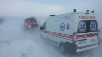Швидкі, автобуси, авто. Прикарпатські рятувальники витягнули зі снігових заметів понад 40 ТЗ