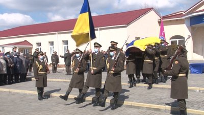 На Дніпропетровщині попрощалися з бійцем 10-ї окремої гірсько-штурмової бригади Сергієм Гайченком